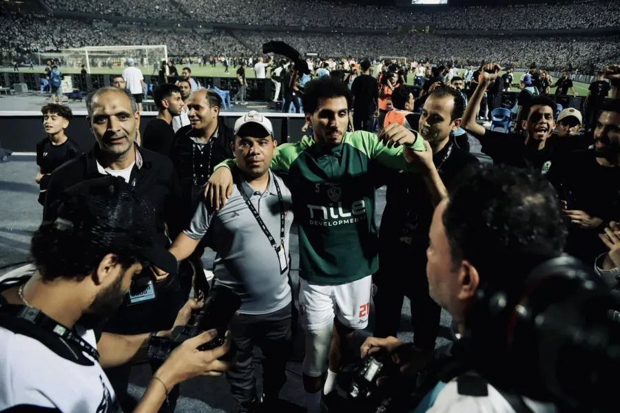 "بطل الكونفدرالية".. أحمد حمدي يحتفل مع جماهير الزمالك بكأس الكونفدرالية رغم إصابته القوية - فيديو