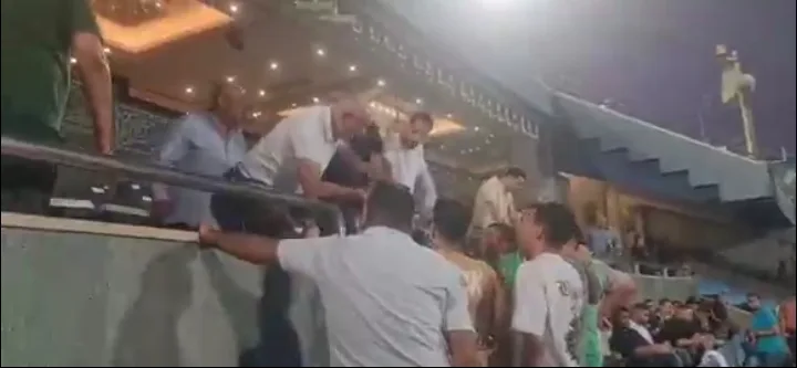 رد فعل هشام نصر بعد غضب جماهير الزمالك من نتائج ألعاب الصالات خلال مباراة البنك الأهلي - فيديو