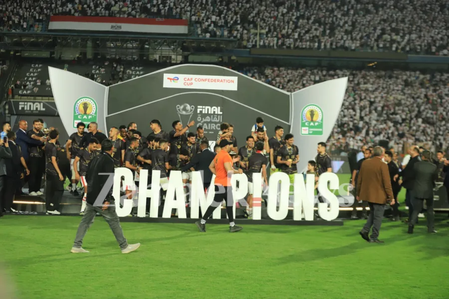 مذيع قنوات "بي ان سبورتس" يتغنى بجوميز وإدارة الزمالك بعد التتويج بالكونفدرالية