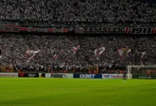 جماهير الزمالك تُشعل استاد القاهرة بهتافات نارية ورسائل غاضبة لمجلس لبيب أمام إنيمبا