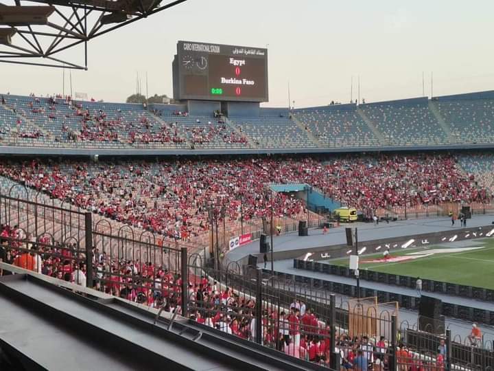 شاهد الحضور الجماهيري في استاد القاهرة قبل انطلاق مباراة مصر وبوركينا فاسو - صور