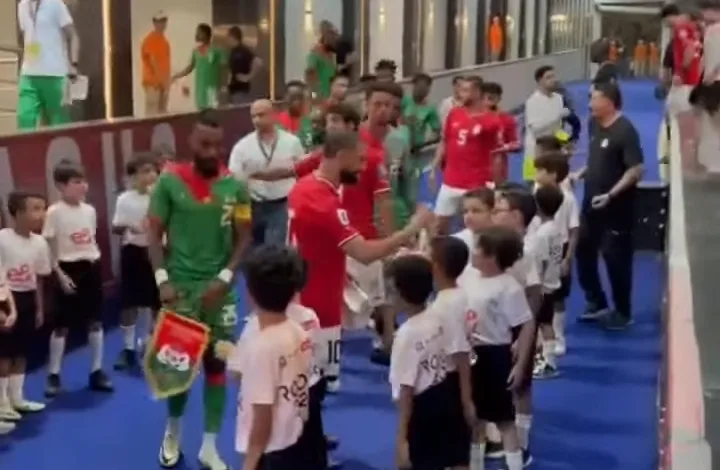 شاهد ماذا فعل محمد صلاح مع الأطفال قبل مباراة بوركينا فاسو - فيديو