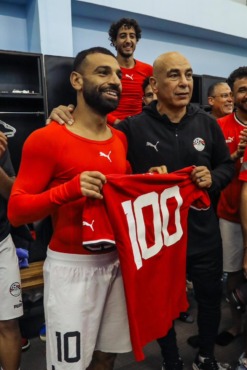 احتفال خاص لبعثة منتخب مصر في بوتسوانا بـ محمد صلاح .. أعرف السبب - صورة