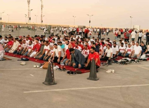 مشهد رائع.. تجمع جماهير الزمالك والأهلي قبل السوبر الإفريقي- فيديو