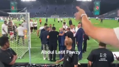 احتفال حسين لبيب مع جمهور الزمالك بكأس السوبر الأفريقي - فيديو