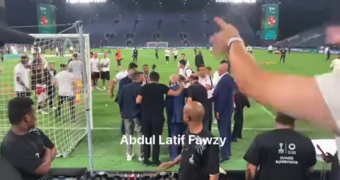 احتفال حسين لبيب مع جمهور الزمالك بكأس السوبر الأفريقي - فيديو