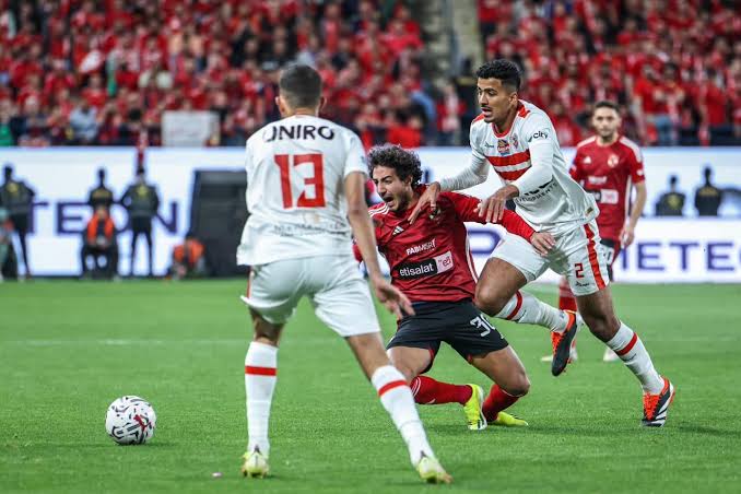 خبير تحكيمي يثير الجدل بشأن حكم مباراة الزمالك والأهلي في السوبر الأفريقي !!