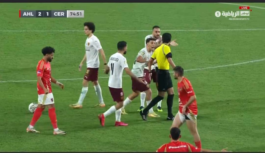 فضيحة جديدة.. حكم مباراة الأهلي وسيراميكا يتجاهل طرد لاعب الأحمر في السوبر المصري - فيديو
