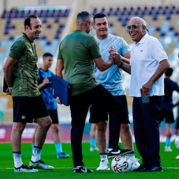 شاهد بالفيديو كواليس توافد الجماهير وإحماء اللاعبين قبل مباراة الزمالك وبيراميدز في كأس السوبر