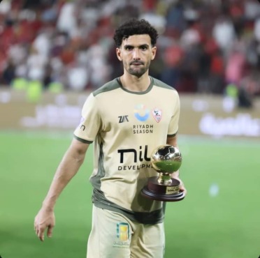 تعليق رائع من مدرب منتخب مصر السابق على موقف إنساني لعواد مع جماهير الأهلي.. "خطف قلبي" - صورة