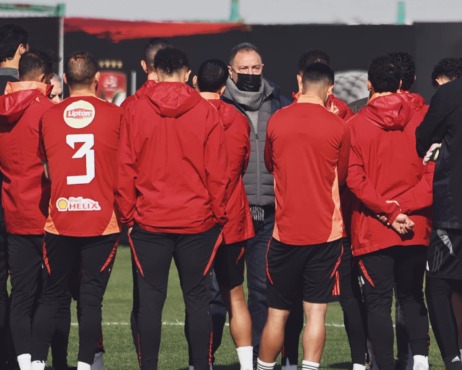 الظهور الأول لعمر كمال في الأهلي بعد إصابة شريان يده والخطيب يجتمع باللاعبين في التدريبات - صورة