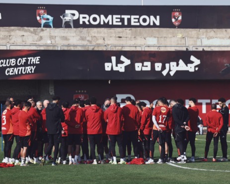 الظهور الأول لعمر كمال في الأهلي بعد إصابة شريان يده والخطيب يجتمع باللاعبين في التدريبات - صورة