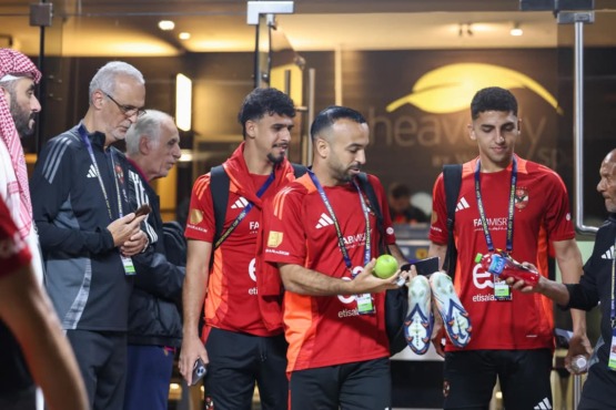 نجم منتخب مصر يزور بعثة الأهلي في قطر