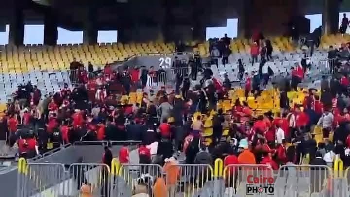 اهداء الى رابطه الانديه.. جماهير الاهلي تسب نادي الزمالك - فيديو