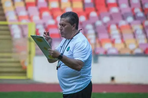 بيسيرو يُصدر تعليماته لبعض لاعبي الزمالك بعد التعادل أمام بتروجيت بالدوري