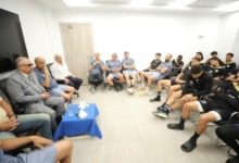 رئيس البنك الأهلي يشعل حماس اللاعبين قبل موقعة الأهلي في استاد القاهرة - صور