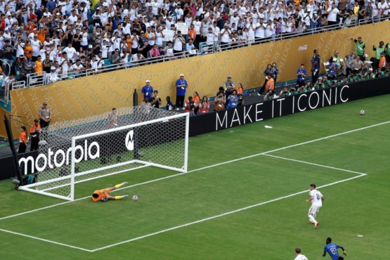 ياسين بونو يكتب التاريخ.. الهلال يفرض التعادل على ريال مدريد! 1 ياسين بونو يكتب التاريخ.. الهلال يفرض التعادل على ريال مدريد!
