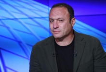 نادر السيد: لاعب الأهلي ليس "سوبر مان".. وأتعجب من الهجوم عليه!