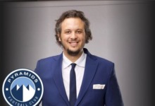 ممدوح عيد يحمل الكأس الإفريقية في اجتماع اتحاد الكرة في مشهد يُشعل النار عند البعض!! صورة