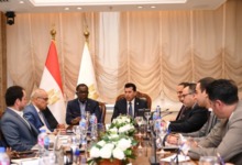 بسبب نقل مقر الكاف من القاهرة .. وزير الشباب والرياضة يجتمع مع مسؤولين الاتحاد الافريقي
