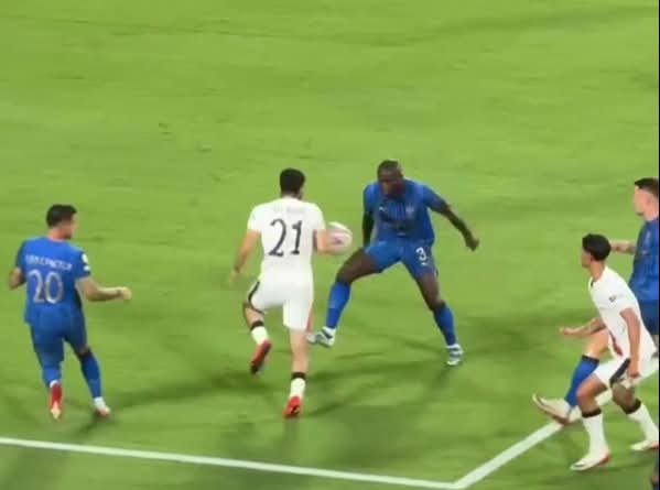 لمسة يد فاضحة تشعل غضب الهلال بعد هدف مانشستر سيتي الأول! 1 لمسة يد فاضحة تشعل غضب الهلال بعد هدف مانشستر سيتي الأول!