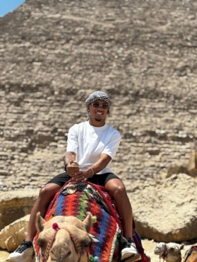 زاماليك المحترف يزور الأهرامات مع عائلته - الصورة 4 زاماليك المحترف يزور الأهرامات مع عائلته - صورة