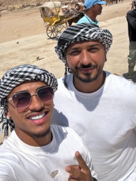 محترف الزمالك يزور الأهرامات برفقة أسرته - صورة