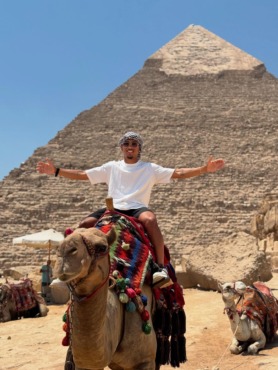 محترف الزمالك يزور الأهرامات برفقة أسرته - صورة