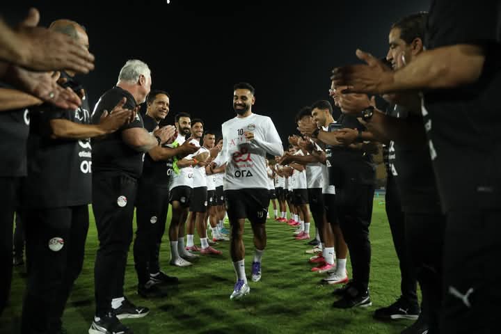 إحتفال خاص من لاعبي منتخب مصر بمحمد صلاح.. طالع التفاصيل - صورة