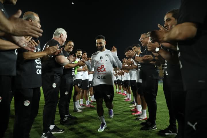 إحتفال خاص من لاعبي منتخب مصر بمحمد صلاح.. طالع التفاصيل - صورة