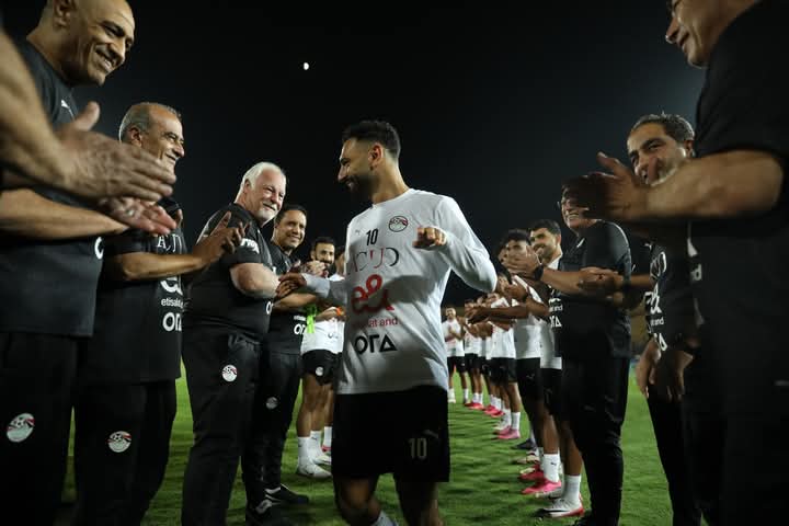 إحتفال خاص من لاعبي منتخب مصر بمحمد صلاح.. طالع التفاصيل - صورة