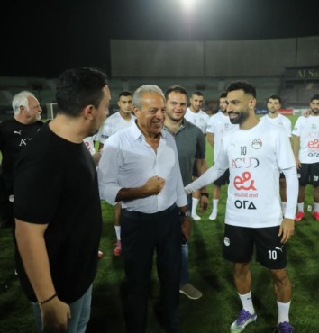 تفاصيل زيارة وزير الرياضة وهاني أبوريدة لمران منتخب مصر - صورة