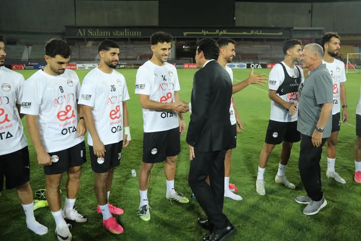 تفاصيل زيارة وزير الرياضة وهاني أبوريدة لمران منتخب مصر - صورة