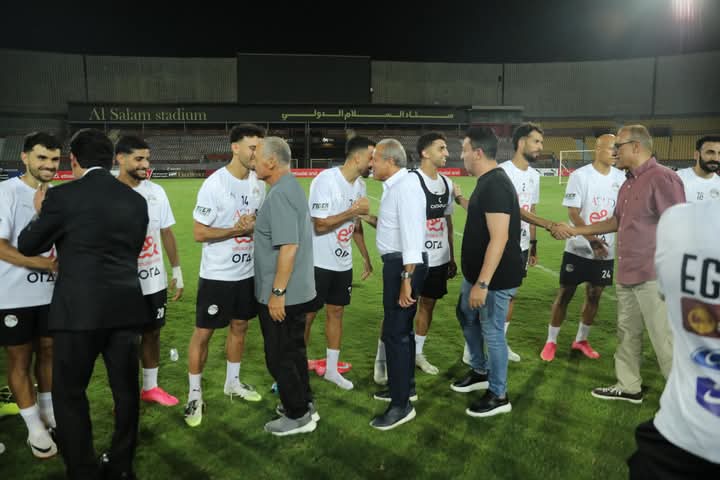 تفاصيل زيارة وزير الرياضة وهاني أبوريدة لمران منتخب مصر - صورة