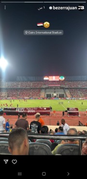 لاعب الزمالك المحترف في مدرجات ستاد القاهرة لمتابعة مباراة مصر وإثيوبيا - صورة
