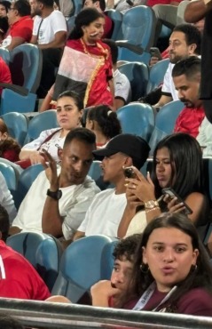لاعب الزمالك المحترف في مدرجات ستاد القاهرة لمتابعة مباراة مصر وإثيوبيا - صورة
