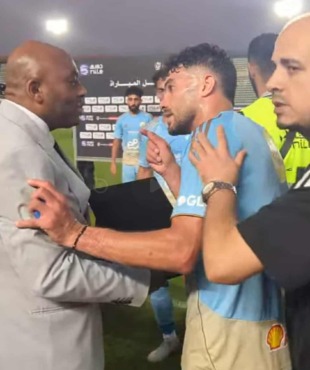 "النفوس مش صافية".. ياسر إبراهيم يثور في وجه مراقب مباراة الأهلي وحرس الحدود بسبب جائزة أفضل لاعب!! - فيديو