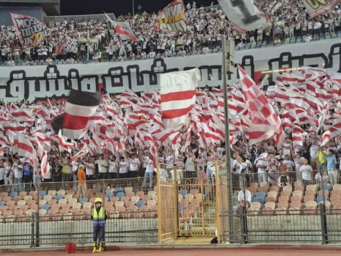 جماهير الزمالك تشعل الأجواء برسالة قوية اثناء مباراة الأهلي في قمة الدوري