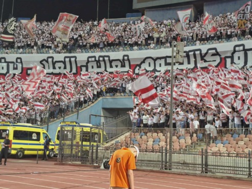 جماهير الزمالك تشعل الأجواء برسالة قوية اثناء مباراة الأهلي في قمة الدوري