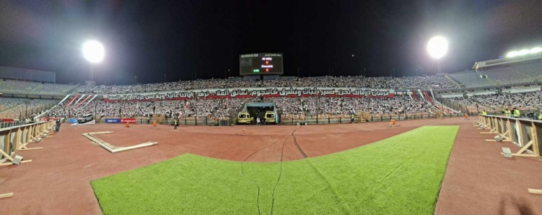 جماهير الزمالك تشعل الأجواء برسالة قوية اثناء مباراة الأهلي في قمة الدوري