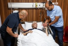 نجوم الأهلي في زيارة إنسانية لحسن شحاتة... وقميص خاص يحمل رسالة تقدير وتاريخ - صور