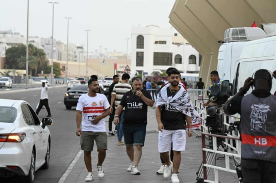 جماهير الزمالك تبدأ الزحف إلى استاد آل نهيان استعدادًا لمواجهة بيراميدز - صور