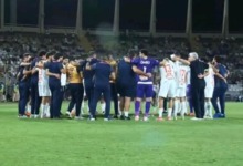 شاهد إحتفالات لاعبي الزمالك مع الجماهير بعد الفوز امام بيراميدز في السوبر- فيديو 2 شاهد إحتفالات لاعبي الزمالك مع الجماهير بعد الفوز امام بيراميدز في السوبر- فيديو