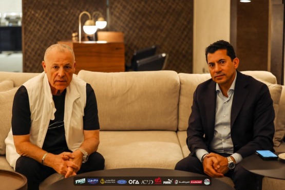 كواليس إجتماع وزير الرياضة وهاني أبو ريدة مع الجهاز الفني لمنتخب مصر في معسكر الإمارات- صورة
