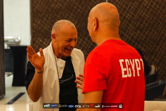 كواليس إجتماع وزير الرياضة وهاني أبو ريدة مع الجهاز الفني لمنتخب مصر في معسكر الإمارات- صورة