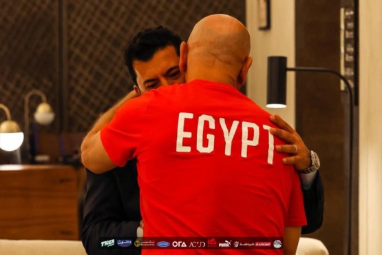 كواليس إجتماع وزير الرياضة وهاني أبو ريدة مع الجهاز الفني لمنتخب مصر في معسكر الإمارات- صورة