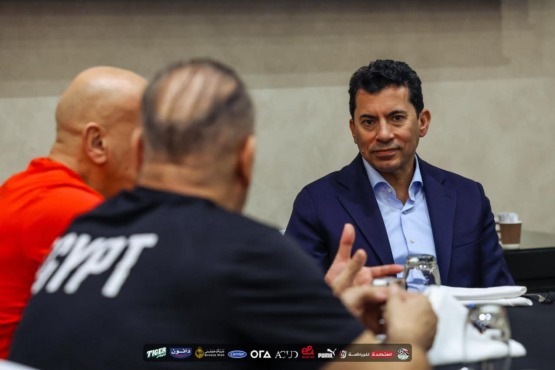 كواليس إجتماع وزير الرياضة وهاني أبو ريدة مع الجهاز الفني لمنتخب مصر في معسكر الإمارات- صورة