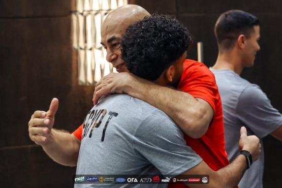 كواليس إجتماع وزير الرياضة وهاني أبو ريدة مع الجهاز الفني لمنتخب مصر في معسكر الإمارات- صورة