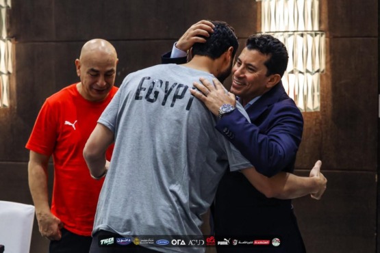 كواليس إجتماع وزير الرياضة وهاني أبو ريدة مع الجهاز الفني لمنتخب مصر في معسكر الإمارات- صورة