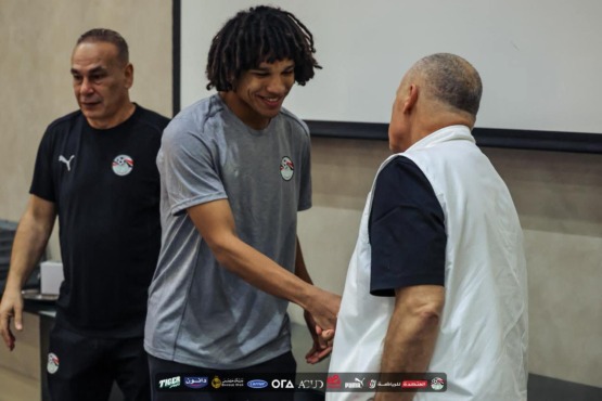 كواليس إجتماع وزير الرياضة وهاني أبو ريدة مع الجهاز الفني لمنتخب مصر في معسكر الإمارات- صورة